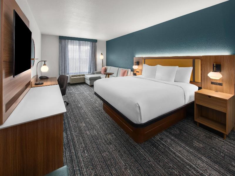 La Quinta Inn & Suites By Wyndham Minot image