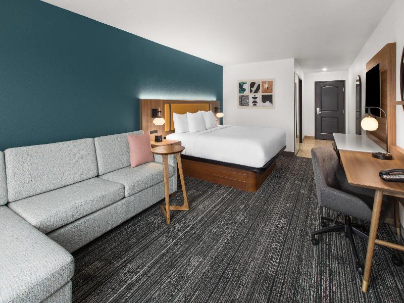 La Quinta Inn & Suites By Wyndham Minot image
