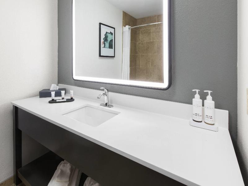 La Quinta Inn & Suites By Wyndham Minot image