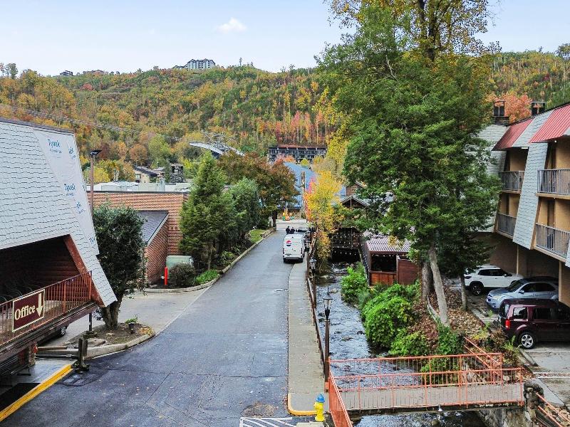 Quality Inn Creekside - Downtown Gatlinburg image