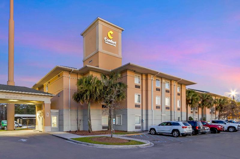 Comfort Inn & Suites Airport Convention Center image