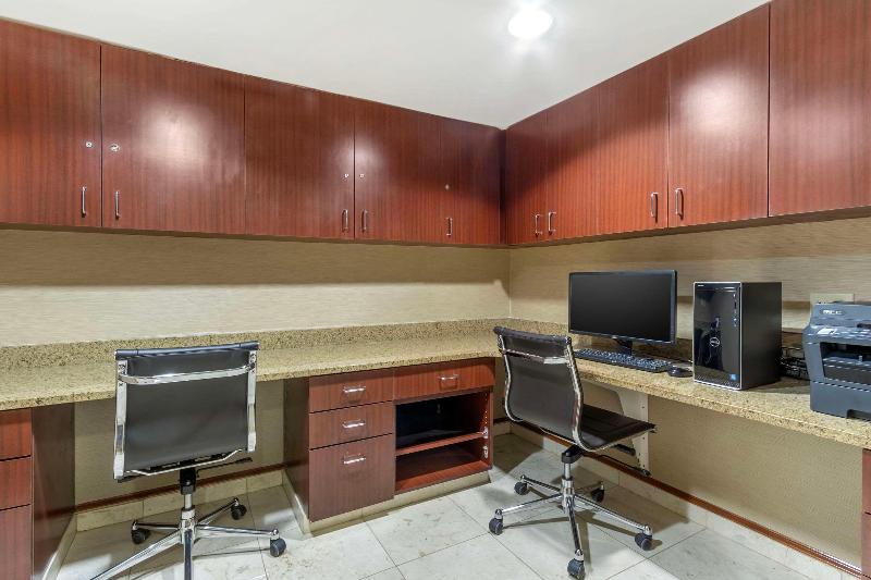 Comfort Inn & Suites Airport Convention Center image
