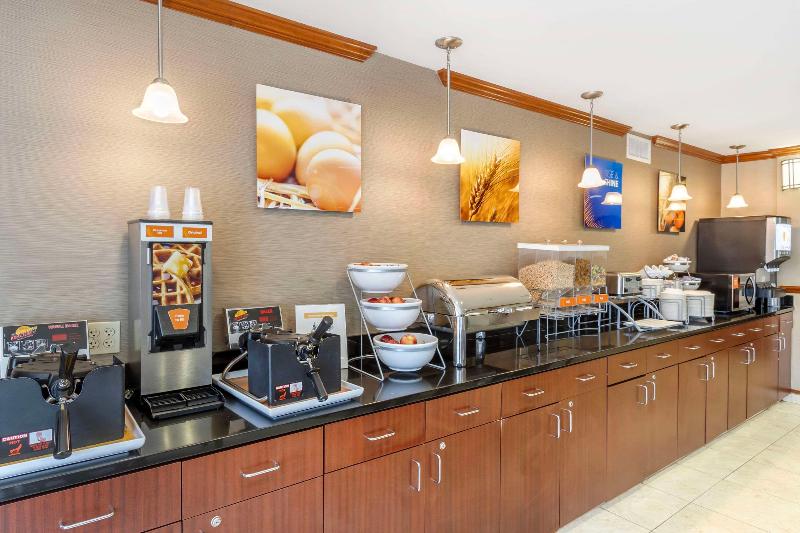 Comfort Inn & Suites Airport Convention Center image