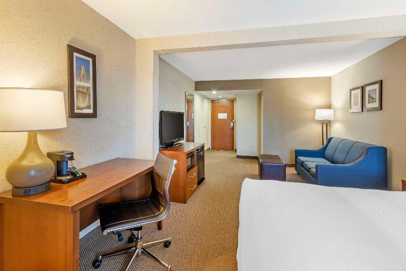 Comfort Inn & Suites Airport Convention Center image