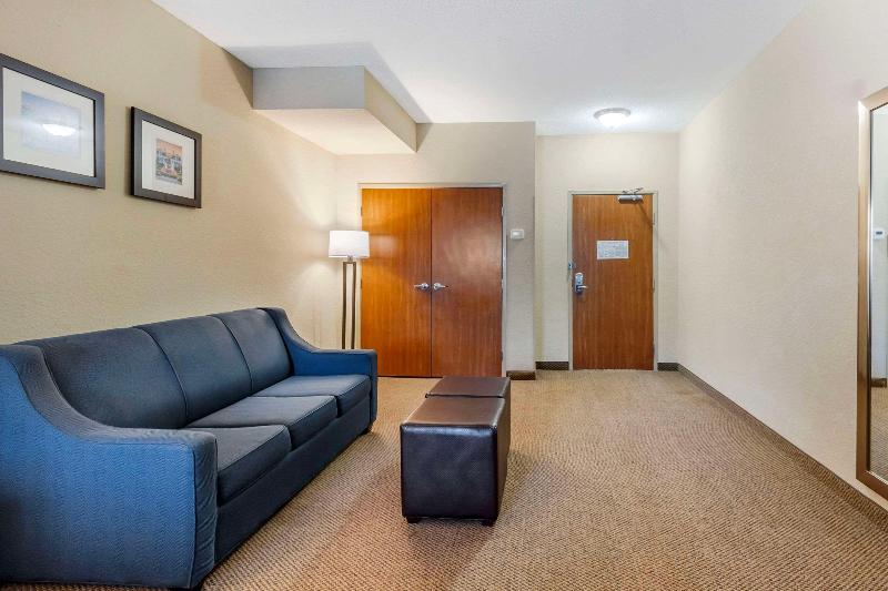 Comfort Inn & Suites Airport Convention Center image