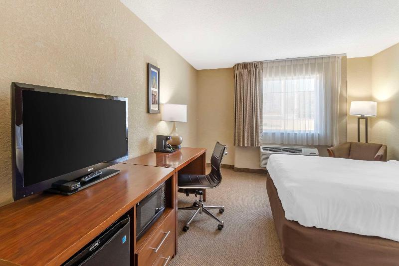 Comfort Inn & Suites Airport Convention Center image