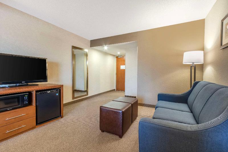 Comfort Inn & Suites Airport Convention Center image