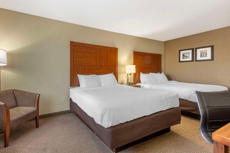Comfort Inn & Suites Airport Convention Center image