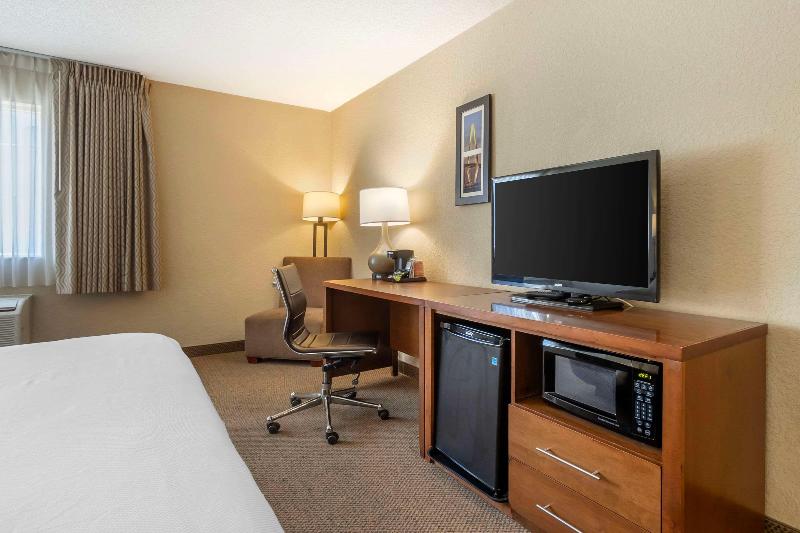 Comfort Inn & Suites Airport Convention Center image