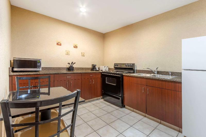 Comfort Inn & Suites Airport Convention Center image