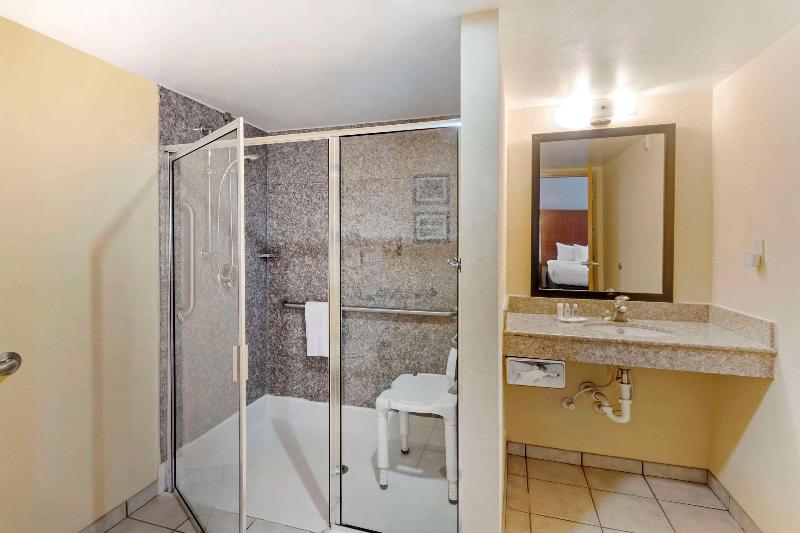 Comfort Inn & Suites Airport Convention Center image