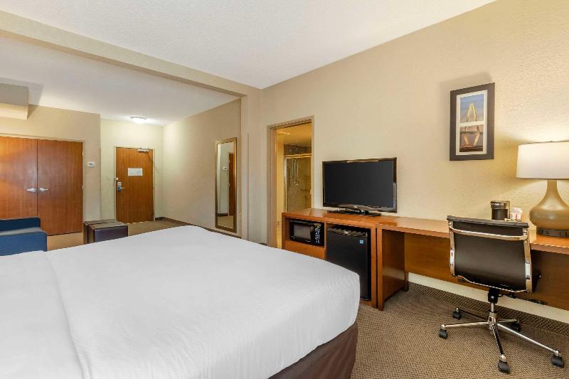 Comfort Inn & Suites Airport Convention Center image