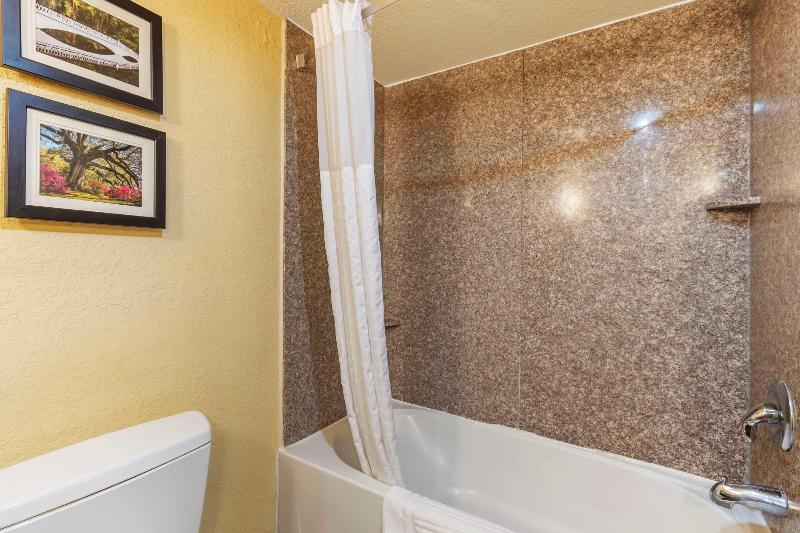 Comfort Inn & Suites Airport Convention Center image