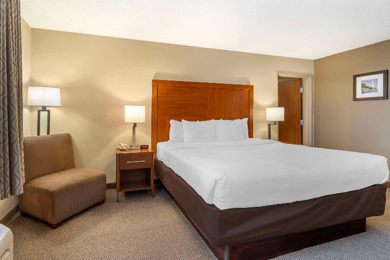 Comfort Inn & Suites Airport Convention Center image