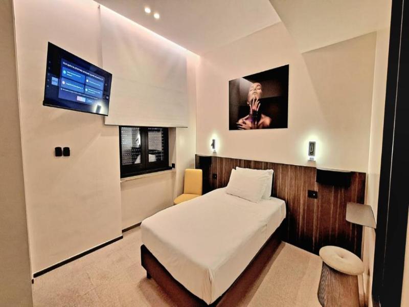 Best Western Hotel Revolution image