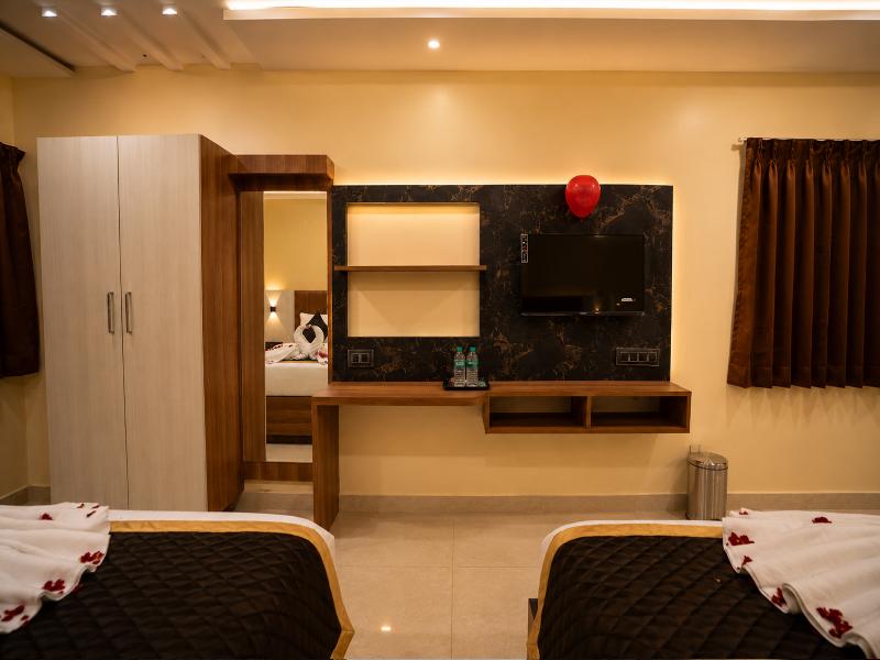 Rma Joliday Inn image