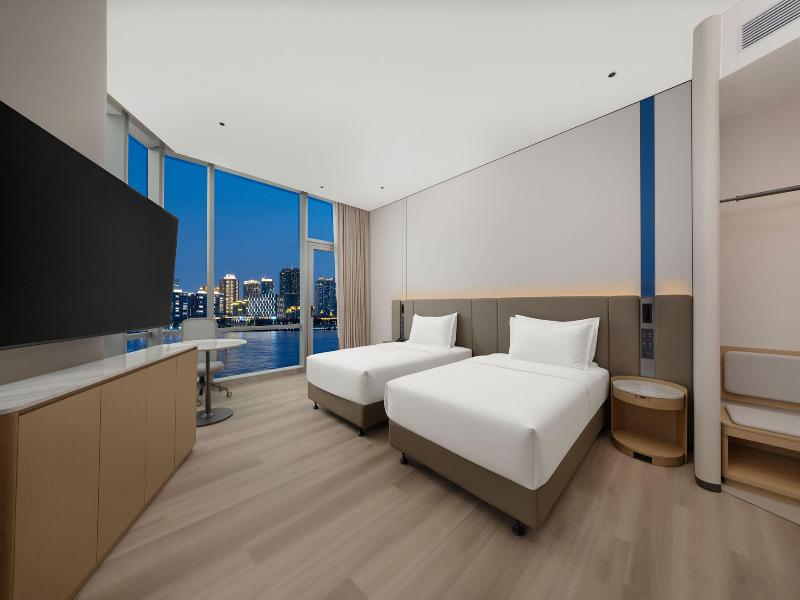 Holiday Inn Express Shanghai North Bund Riverside image