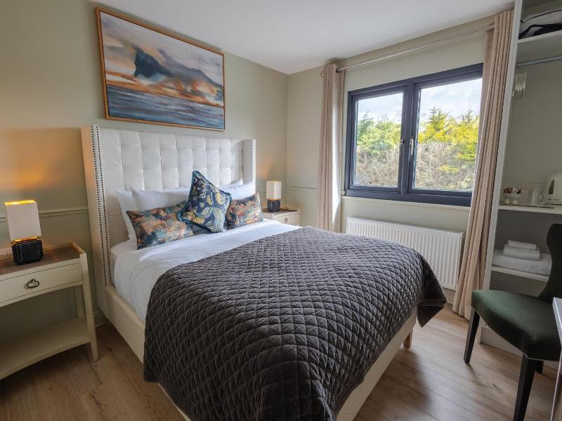 Whitegates Traditional Pub & Accommodation image