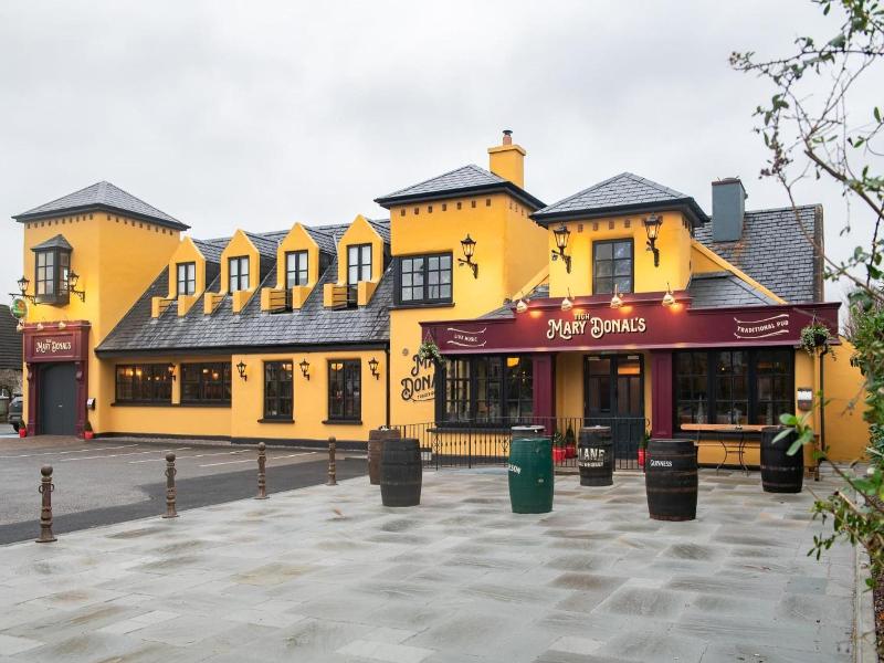 Whitegates Traditional Pub & Accommodation image