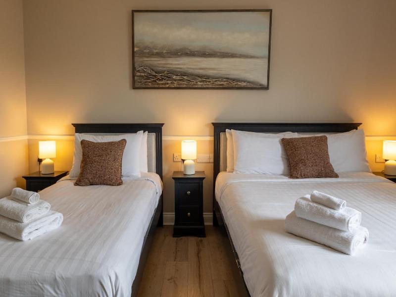 Whitegates Traditional Pub & Accommodation image