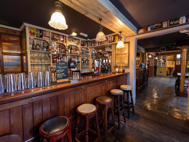 Whitegates Traditional Pub & Accommodation image