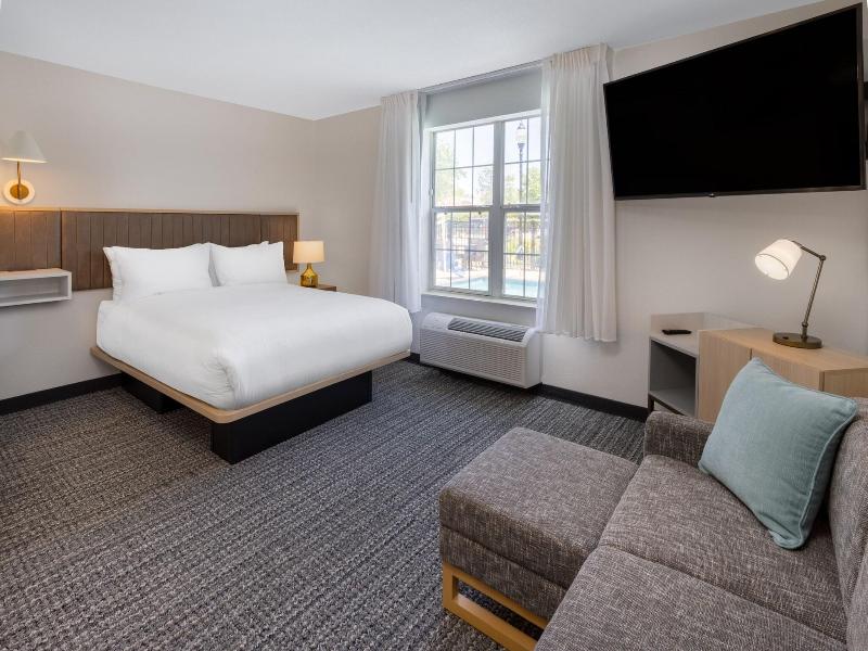 Studio, 1 Queen Bed with Sofa bed (Mobility Accessible, Roll-in Shower)