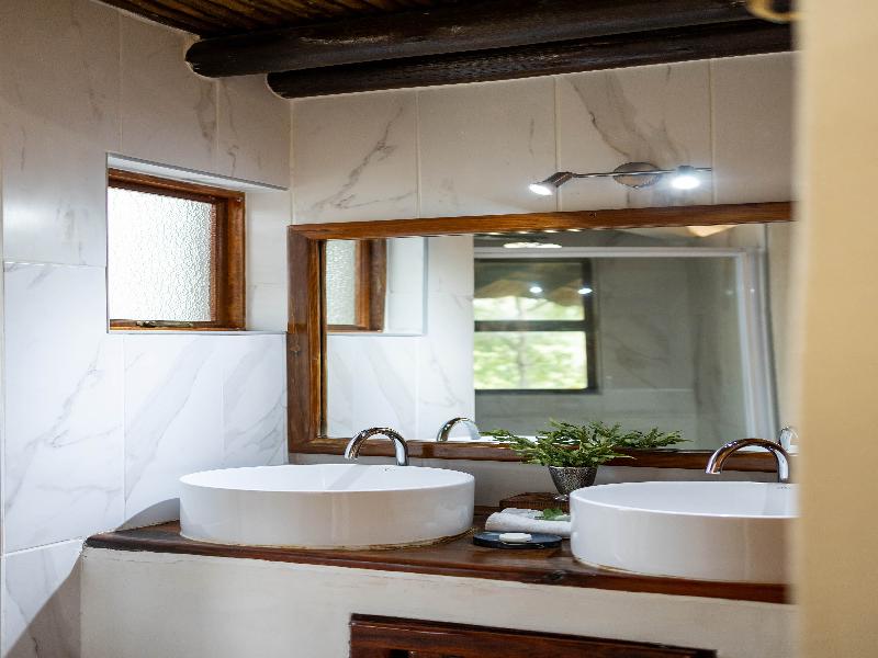 Kuname Safari Lodge image
