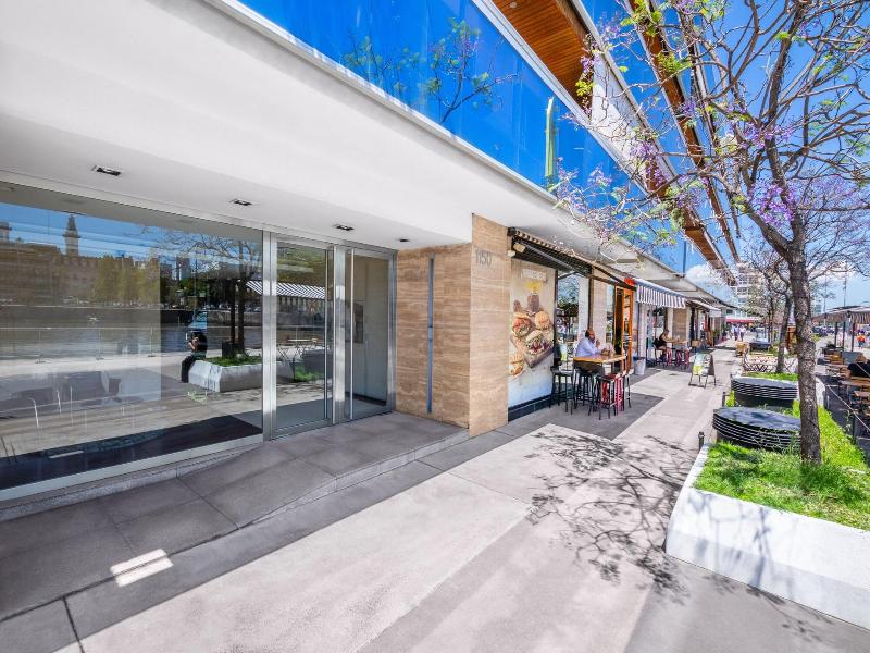 2br Family Apt Puente De La Mujer View 4