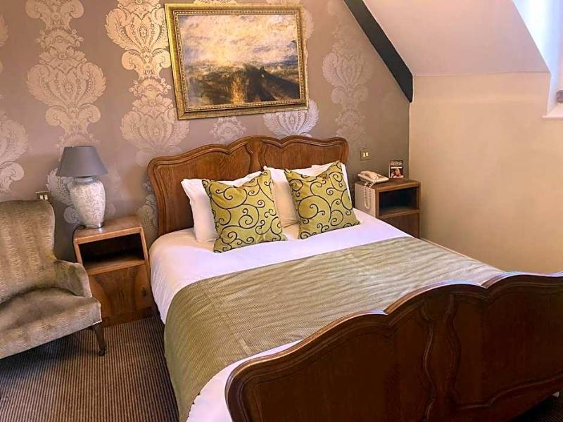 Saracen's Head Hotel image