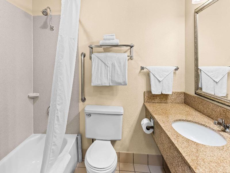 Quality Inn and Suites Hazel Dell image