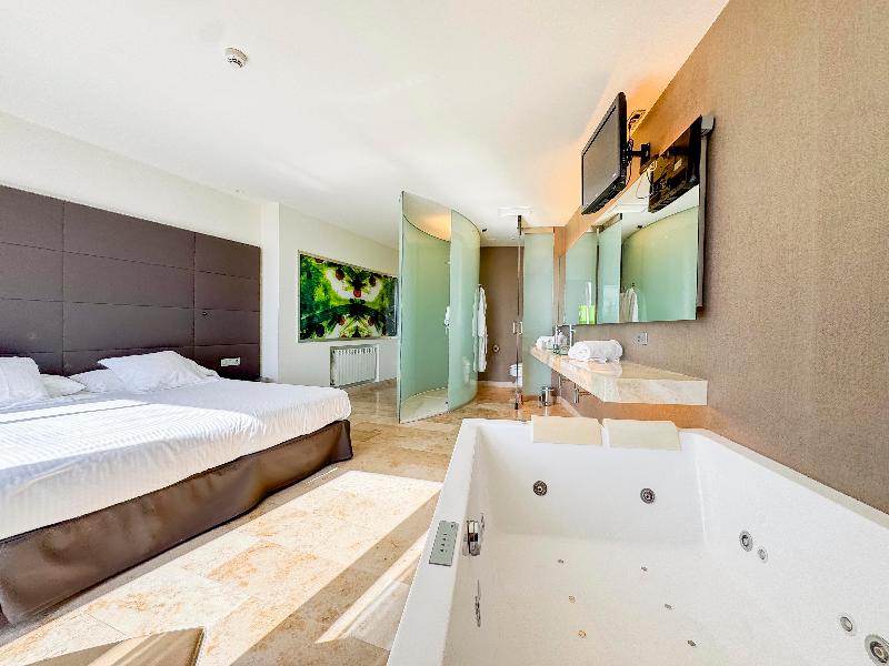 Hotel Jardines de Uleta Suites image