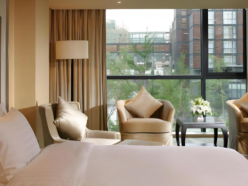The Lakeview Hotel image
