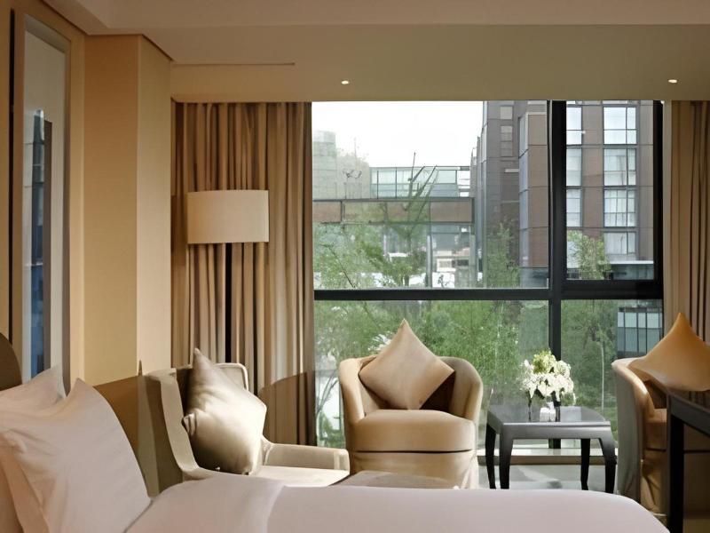 The Lakeview Hotel image