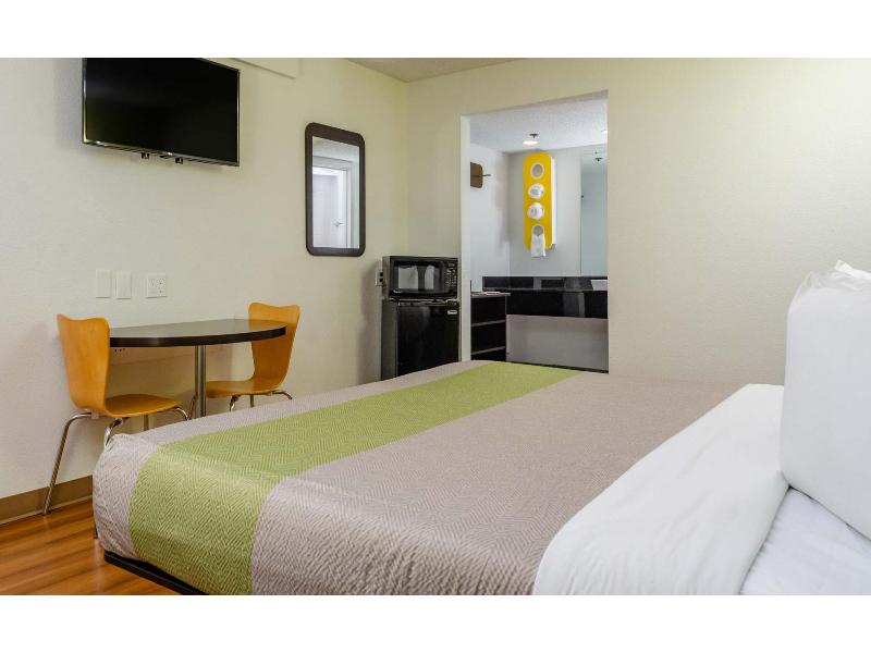 Motel 6 Fresno, CA - Yosemite Hwy image