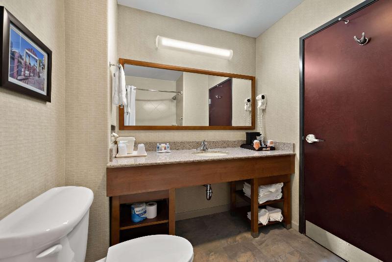 Comfort Inn & Suites Airport Convention Center image