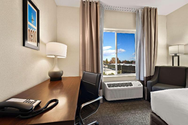 Comfort Inn & Suites Airport Convention Center image