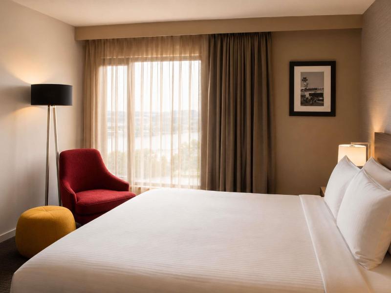 Novotel Sydney International Airport image