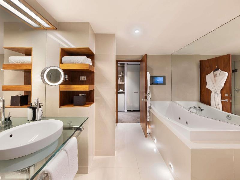Sofitel Queenstown Hotel Spa image