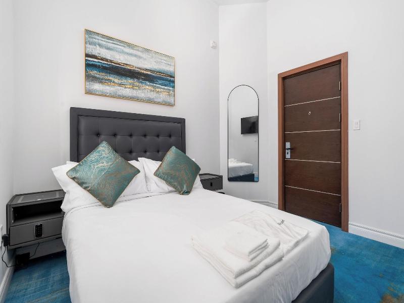 Plush Hotel — photo 25