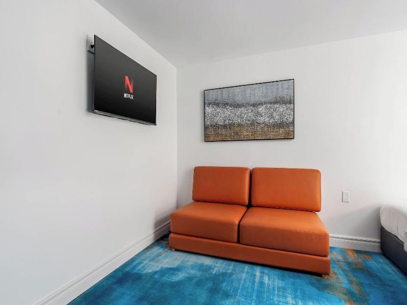 Plush Hotel — photo 8