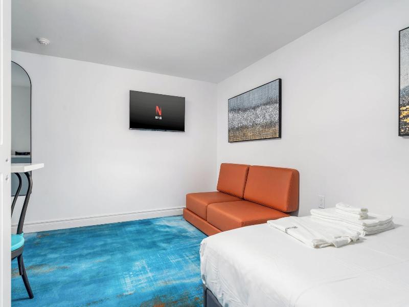 Plush Hotel — photo 6