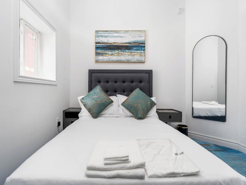 Plush Hotel — photo 3