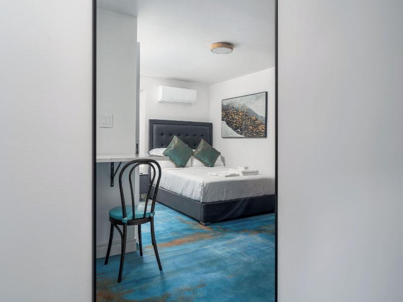 Plush Hotel — photo 2