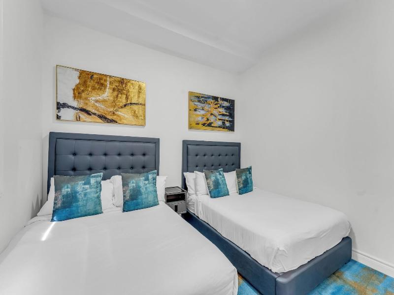 Plush Hotel