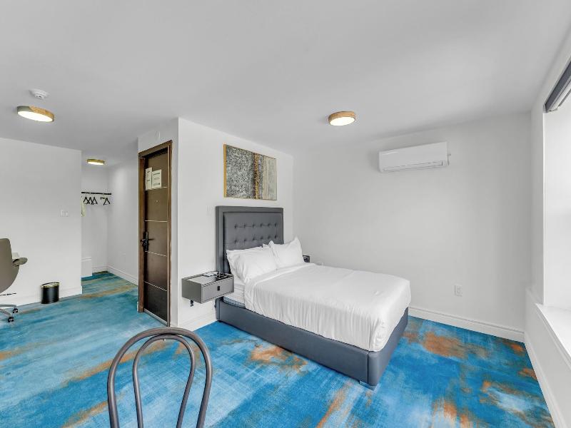 Plush Hotel — photo 17