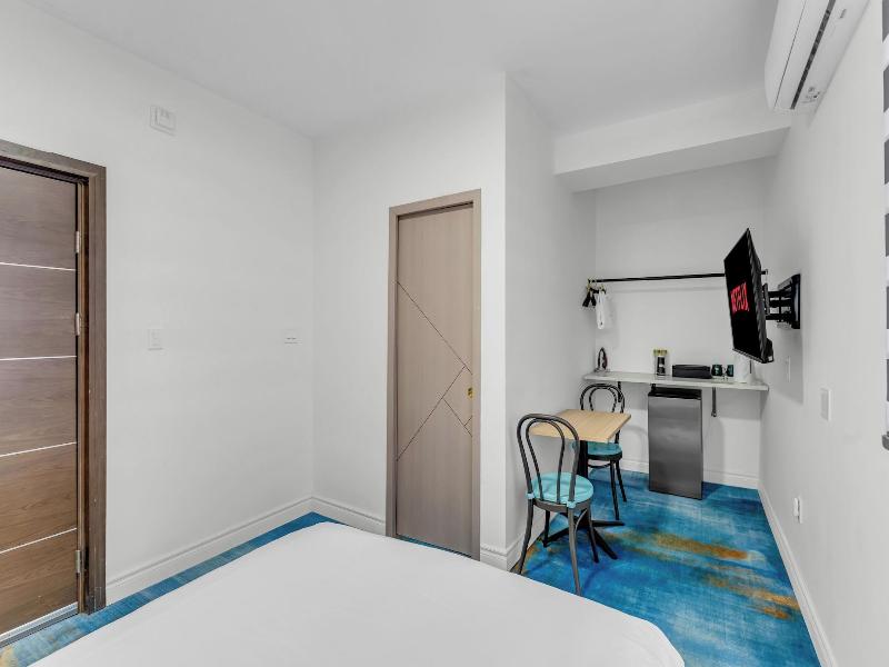 Plush Hotel — photo 14