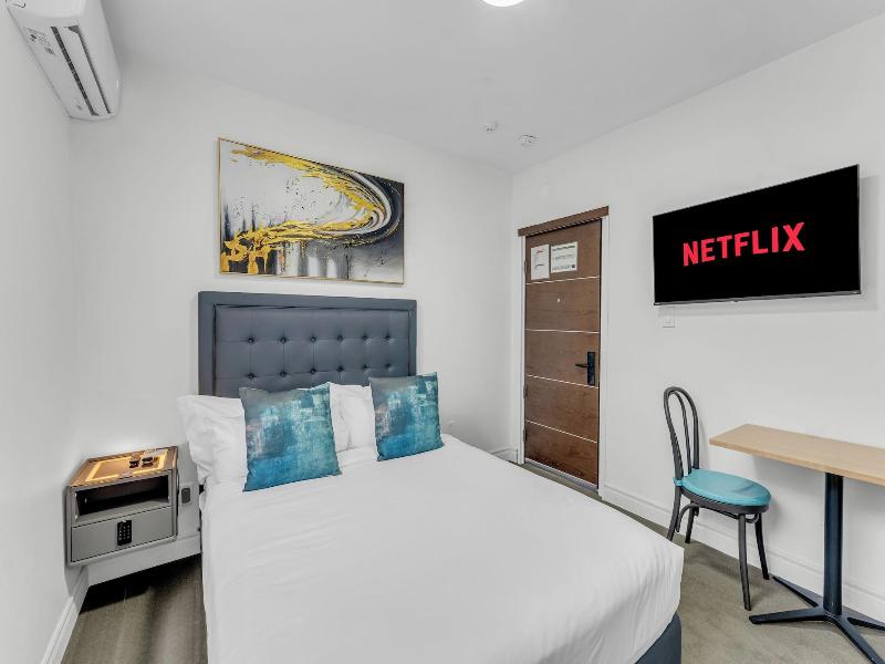 Plush Hotel — photo 13