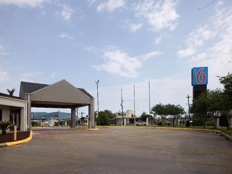 Econo Lodge Inn & Suites 2