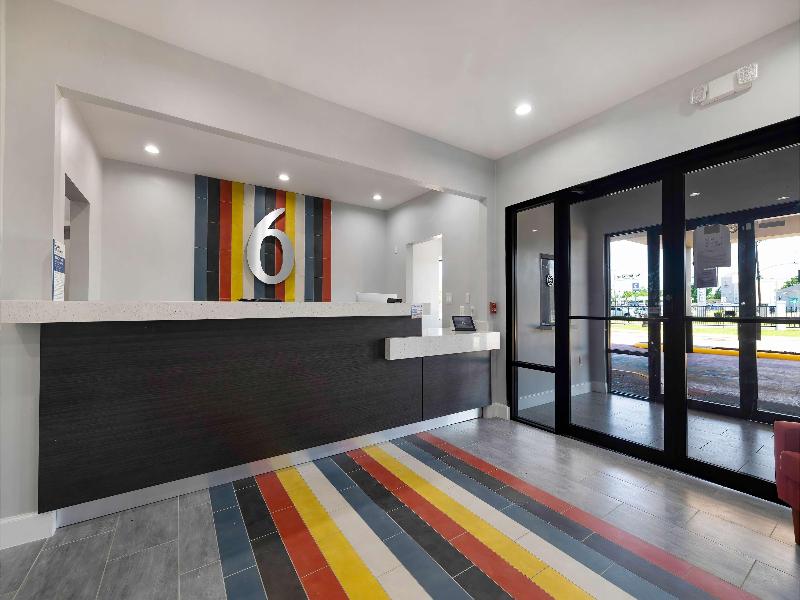 Econo Lodge Inn & Suites 4