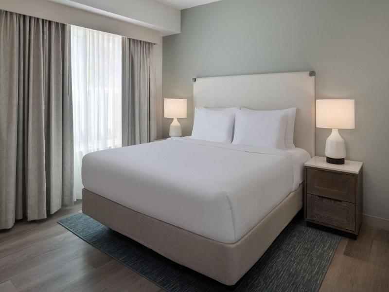 STUDIO KING SIZE BED